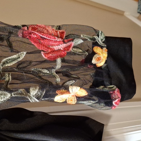 TikTok Shop Long Sleeve Embroidery Top NWOB - Picture 3 of 6